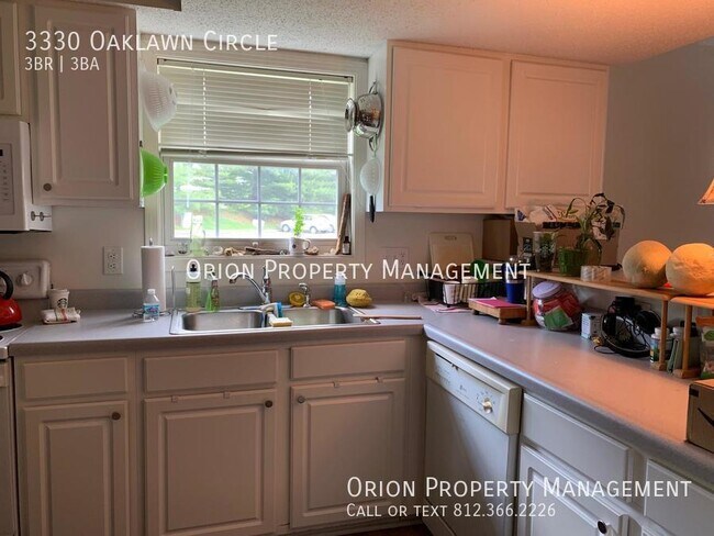 Building Photo - 3330 S Oaklawn Cir
