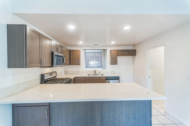 Building Photo - 3 Bed / 2.5 Bath Townhome at Vista Palomar!