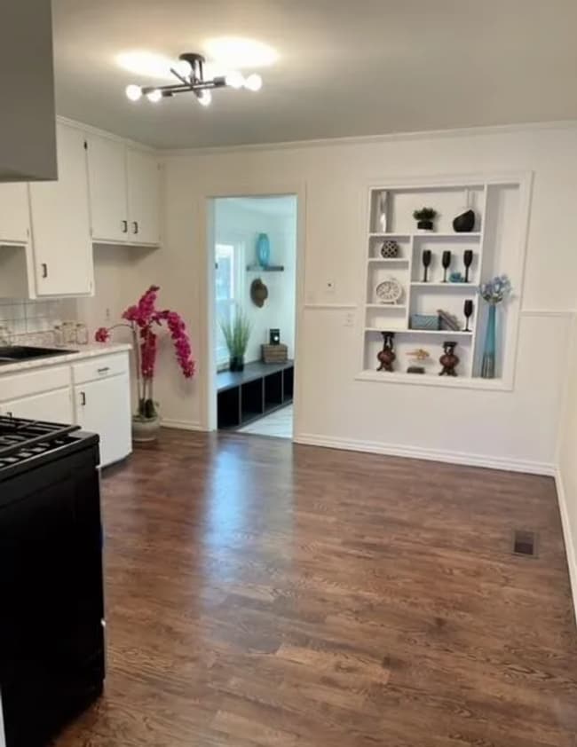 Building Photo - Updated 2-Bed, 1-Bath in Tulsa!