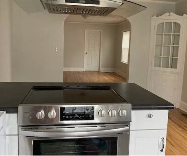 Kitchen island - 616 Townsend St