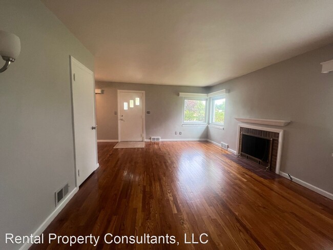 Building Photo - 2 br, 1 bath House - 1862 Lake Michigan Dr...