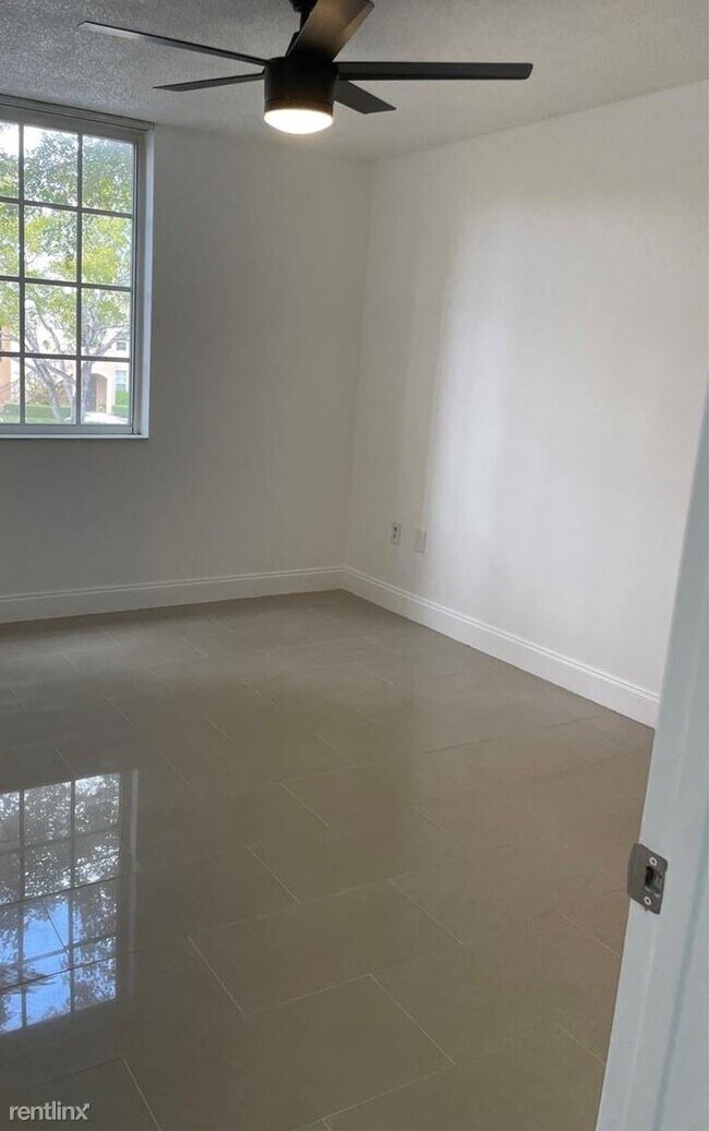 Building Photo - 3 br, 2 bath Townhome - 12178 Saint Andrew...