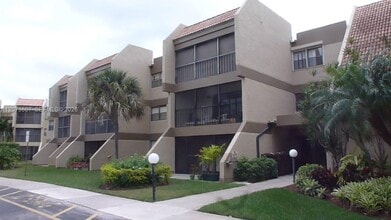 Building Photo - 240 Lakeview Dr
