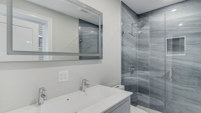 Building Photo - 555 E 5th St