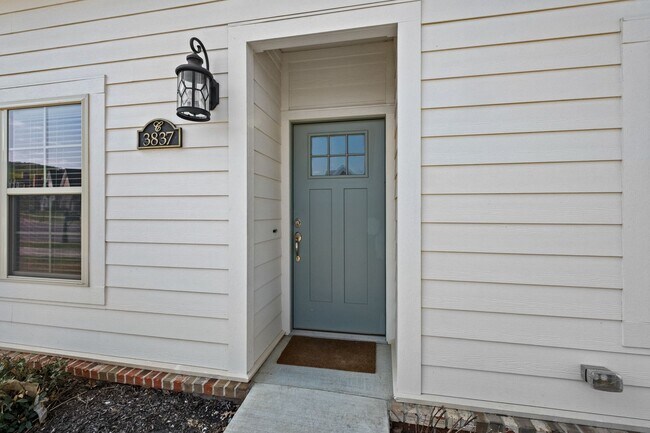 Foto del edificio - Charming 3-Bed, 2-Bath Home with Modern Up...