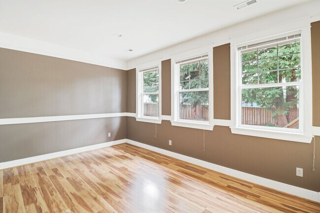 Building Photo - Anacortes 3 Bedroom 2.5 Bathroom - Boat Pa...