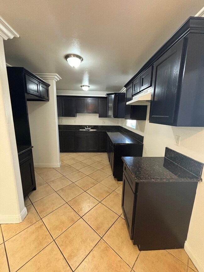 Building Photo - 204 W 78th St