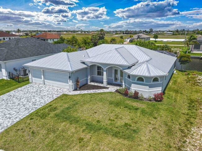 Foto del edificio - NOW AVAILABLE - Gorgeous Pool Home ~ NW Cape ~ 3 Car Garage ~ On Canal!