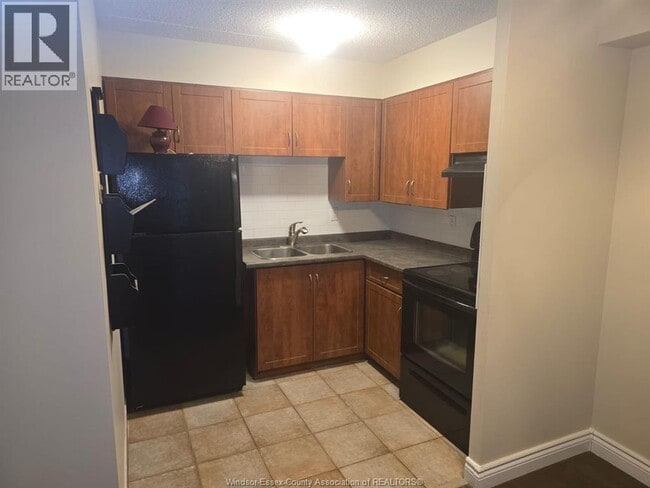 Building Photo - 150 Park St W