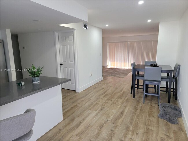 Building Photo - 9371 Fontainebleau Blvd