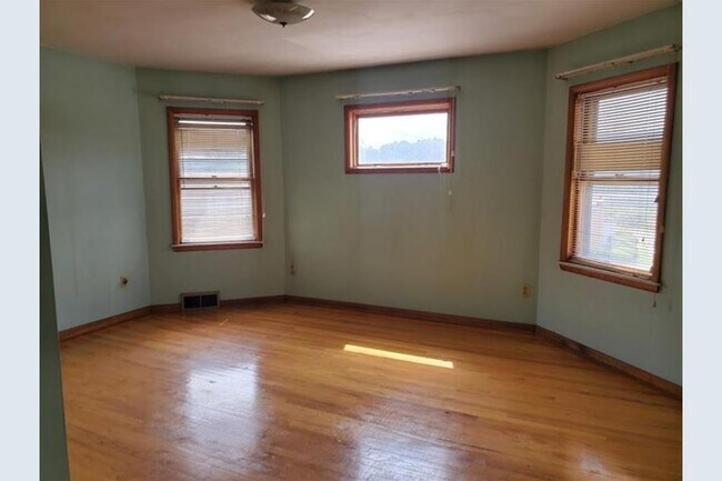 Building Photo - 114 Maple Ave
