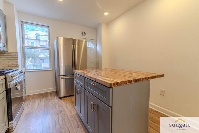 Building Photo - 142 N Ellwood Ave