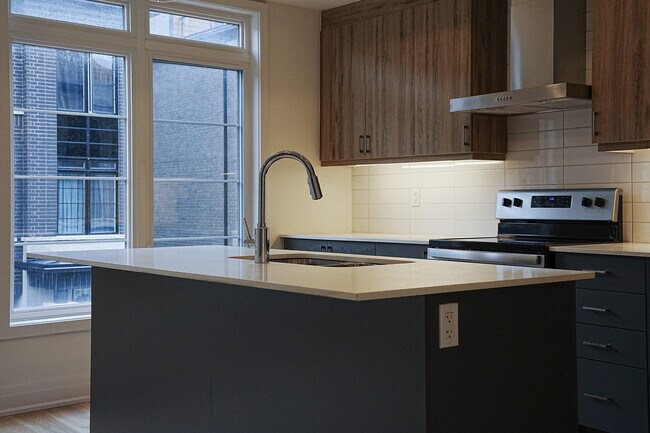 Building Photo - 3BR Townhome with Private Rooftop Terrace ...