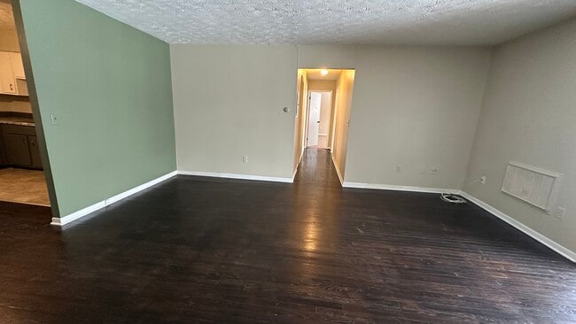 Sala de estar/pasillo - 581 Crown St