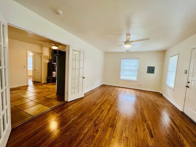 Foto del edificio - 1554 W Lullwood Ave