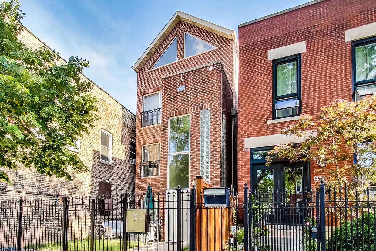 Primary Photo - 2256 W Erie St