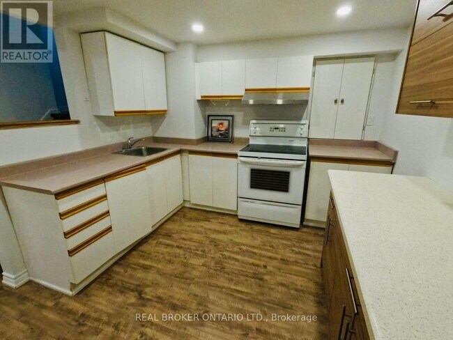 Building Photo - 3616 Cherrington Crescent