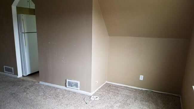 Building Photo - Great location for commuters! Renovations ...