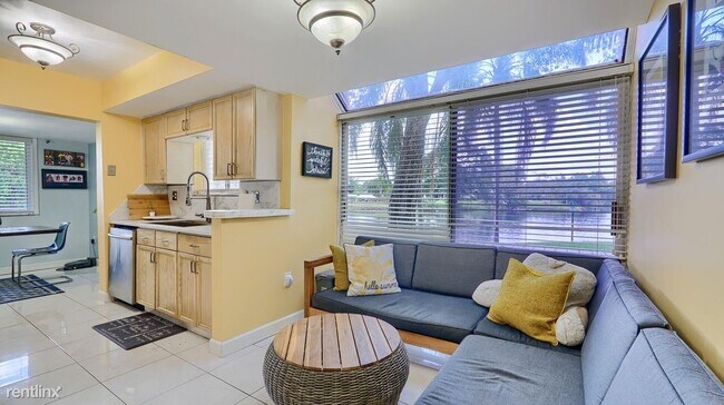 Building Photo - 3 br, 3 bath House - 630 N University Dr