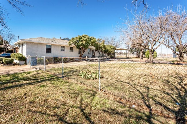 Building Photo - 2719 W Colorado Blvd