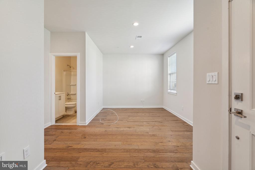 Primary Photo - 32 Jessop Ln