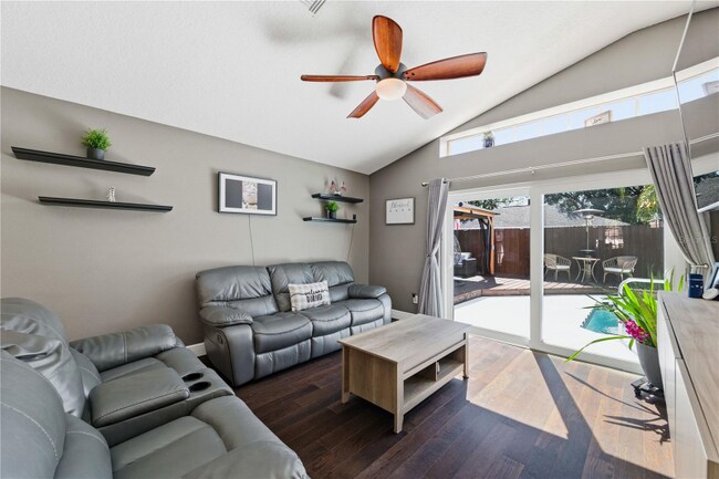 Foto del edificio - 7044 Woodhall Ave