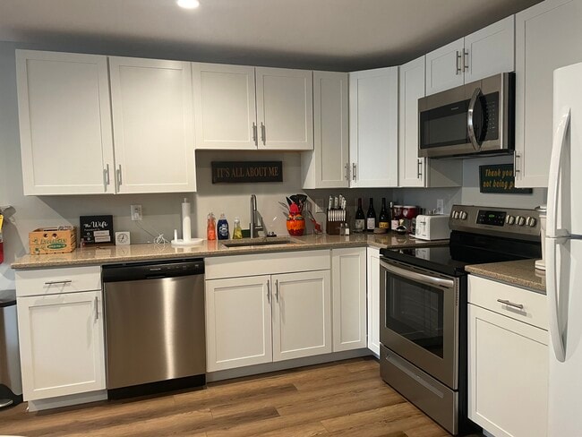 Building Photo - 403 E 4th St