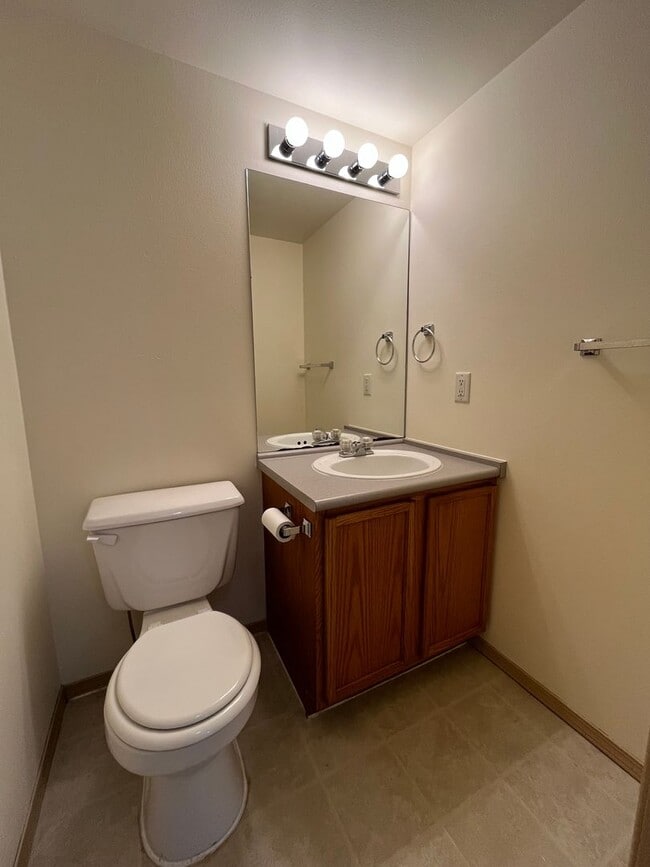 Building Photo - Three Bedroom Townhouse Style Unit