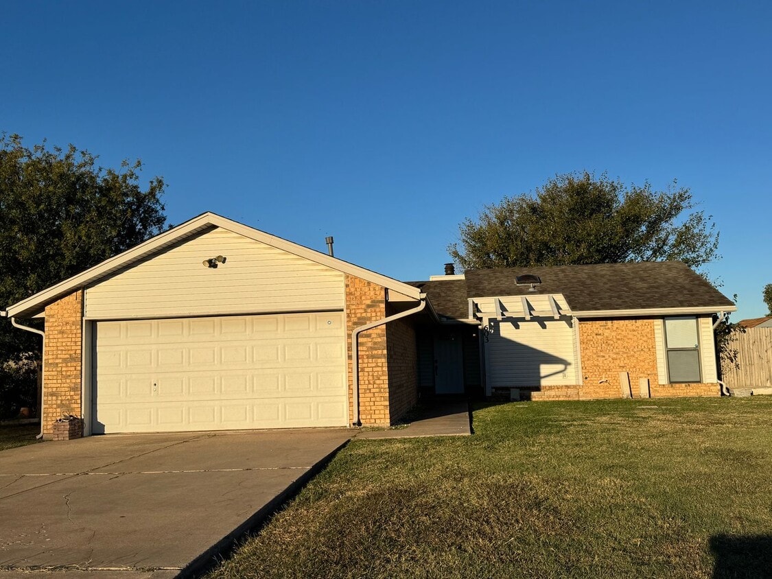 Foto principal - Beautifully remodeled with new paint, floo...