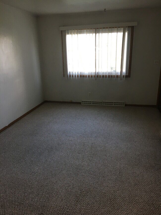 Amplia sala de estar - 1420 Willow Ln
