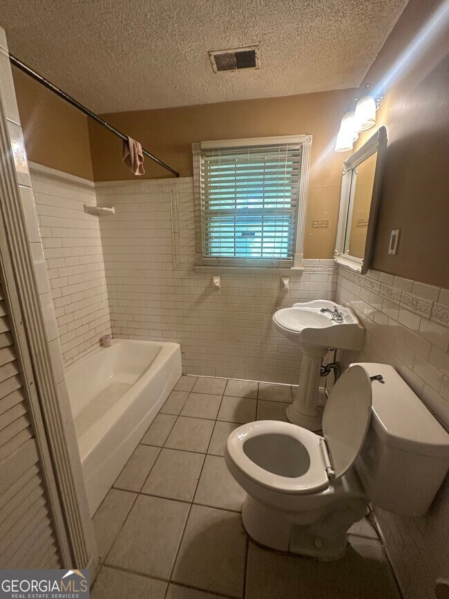 Building Photo - 3939 Bloomfield Dr