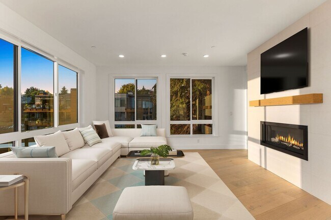 Building Photo - Luxury Penthouse Condo For Lease