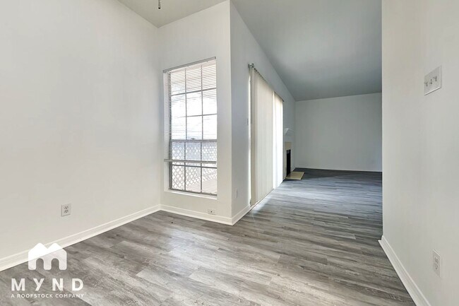 Foto del edificio - 6500 Harbor Town Dr