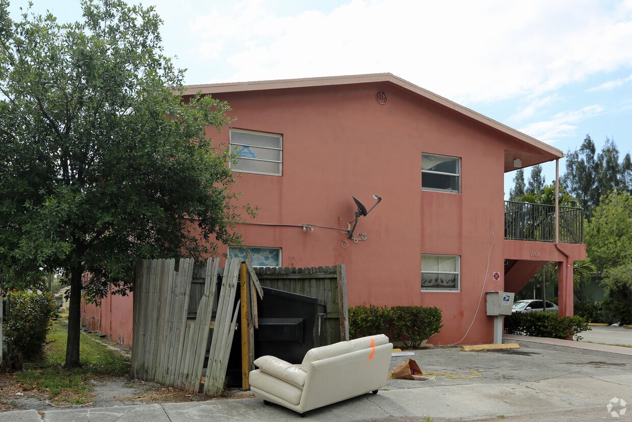 Building Photo - 1106 S L St