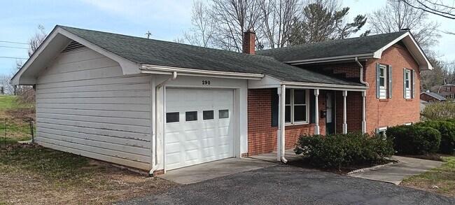Foto del edificio - Christiansburg, 3 BR / 2 BA, Available Now