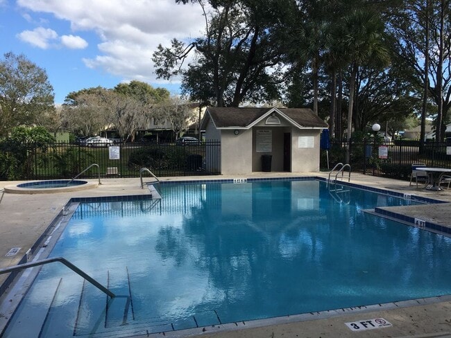Building Photo - 2/2 End Unit Villa in Temple Terrace