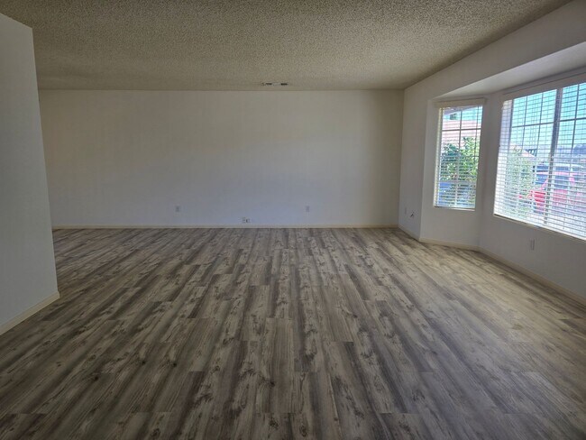 Foto del edificio - Coming Soon!! Wonderful neighborhood close...