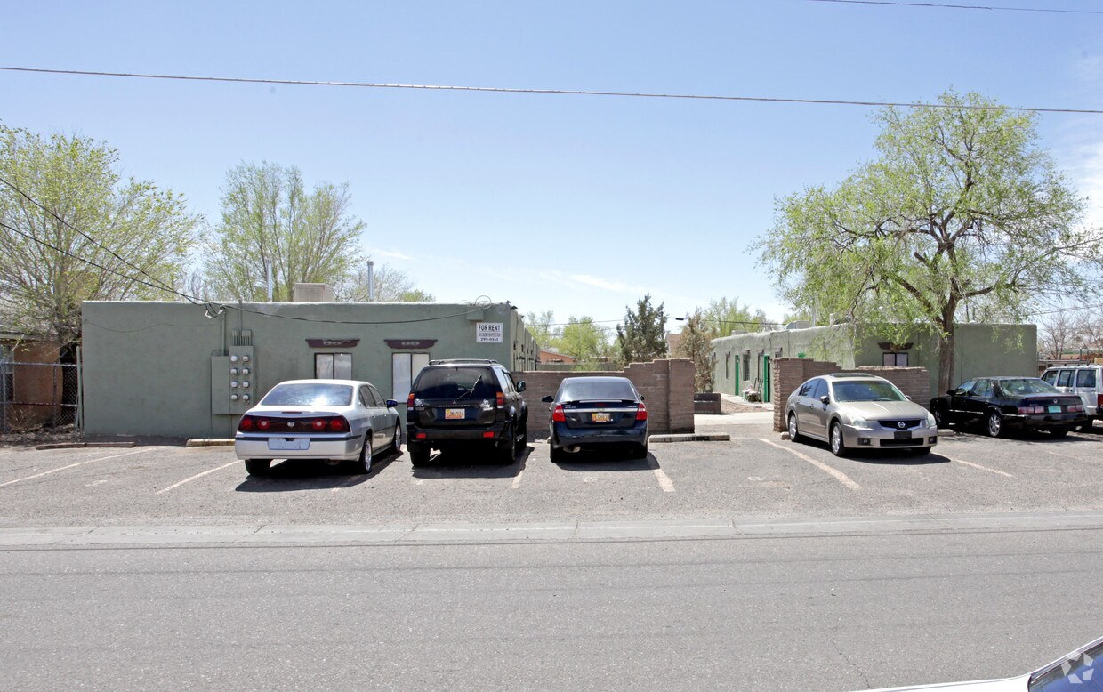 Foto del edificio - 208 Mescalero Rd NW