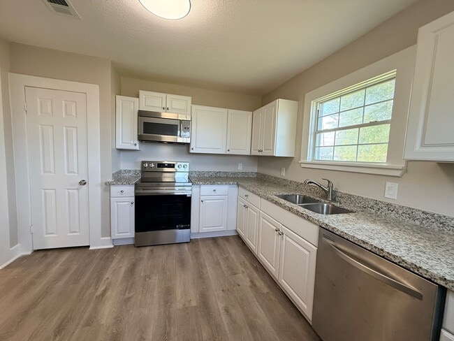 Building Photo - 1026 W 5th St