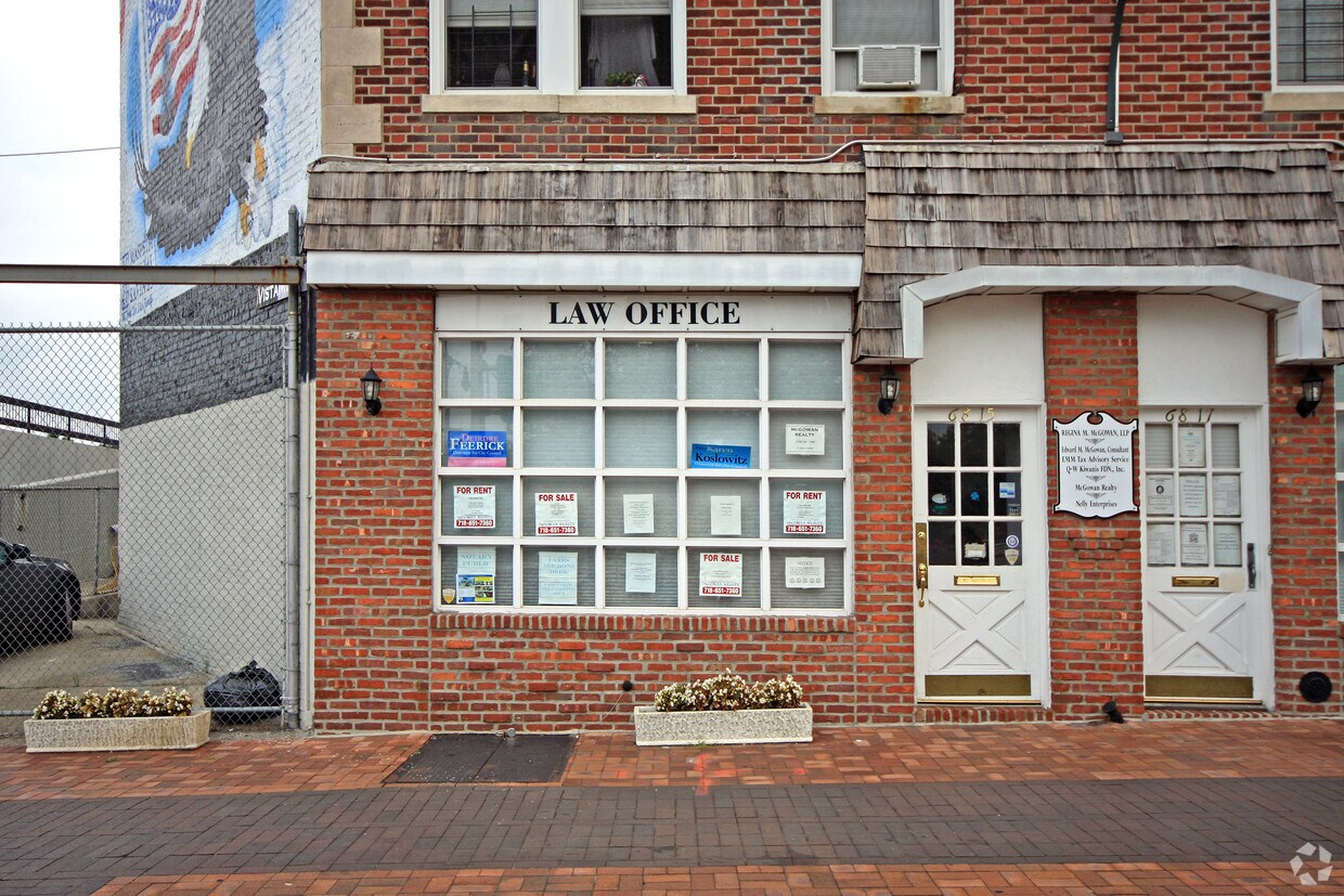 Building Photo - 68-15-68-19 Borden Ave