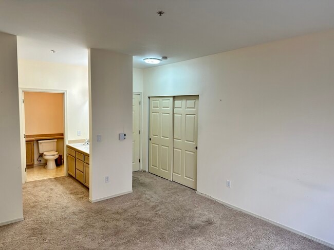 Main bedroom with en-suite bathroom - 5400 Harbour Pointe Blvd