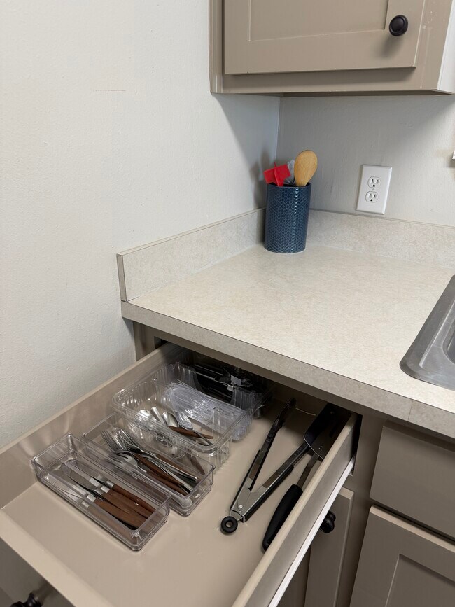 cocina abastecida - 2604 N Austin Ave