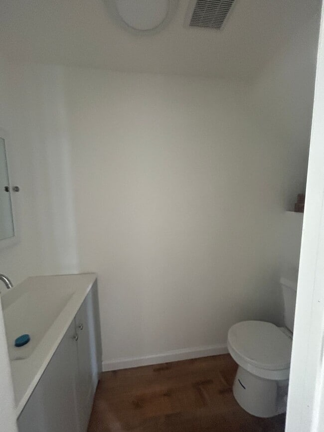Foto del edificio - Gorgeous 3 bedroom 1 1/2 bathroom Single F...