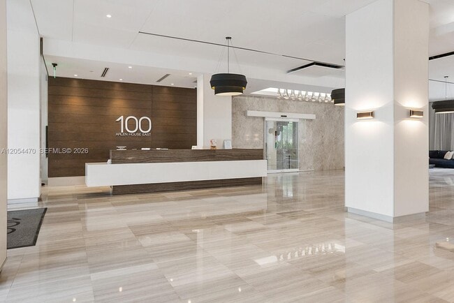 Foto del edificio - 100 Bayview Dr