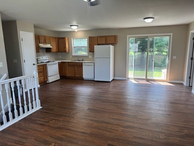Building Photo - 3 Bed 2 Bath House For Rent in Bowling Gre...