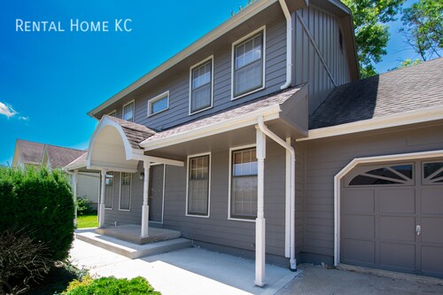 Foto del edificio - Traditional Overland Park 4-bedroom 2-stor...