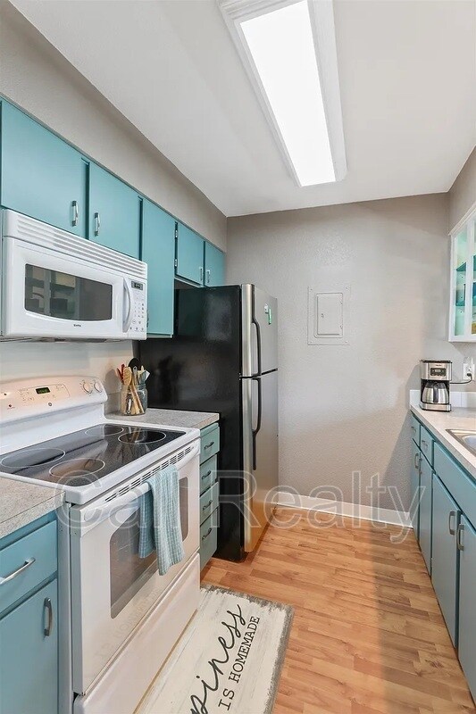 Foto del edificio - 222 N Hutchinson Rd