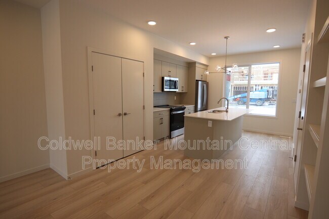 Building Photo - 343-330 30 St SW