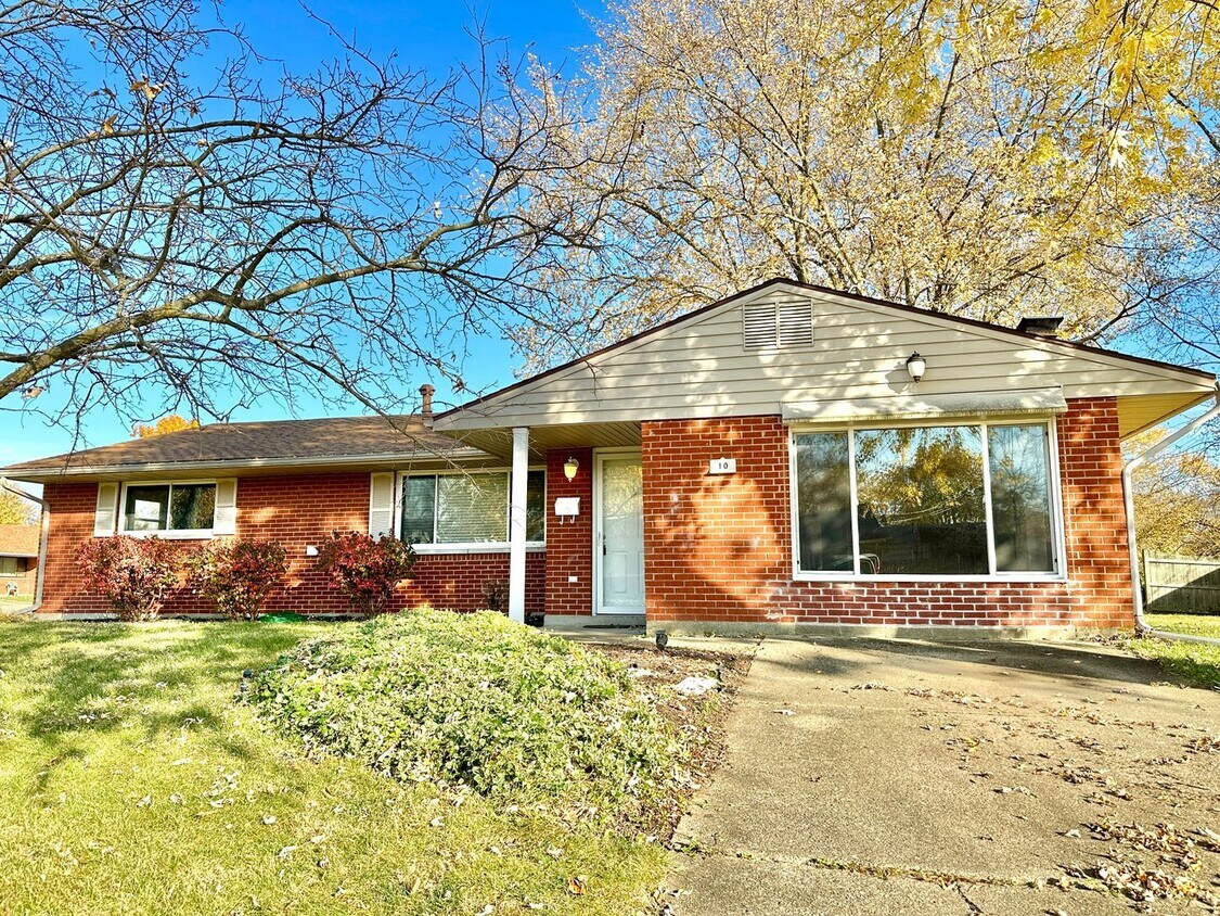 Primary Photo - 10 Willow Dr