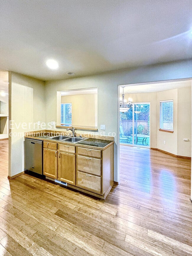 Building Photo - 3 Bed, 2.5 Bath Home with Garage & Fenced Yard / Vouchers Accepted / Available Now!